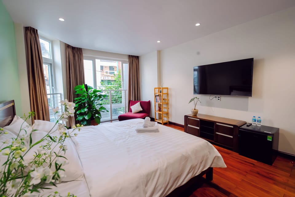 Deluxe Room, 1 King Bed with Sofa bed, Balcony, Courtyard View | Iron/ironing board, free WiFi, bed sheets