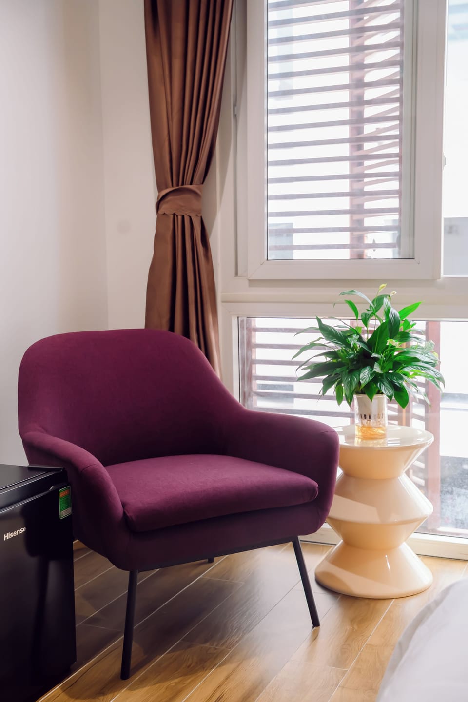 Economy Room, 1 Queen Bed, Private Bathroom, Garden View | Interior