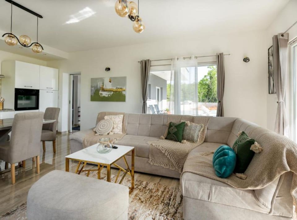 Villa (Villa with mountain view) | Living room | 32-inch flat-screen TV with cable channels