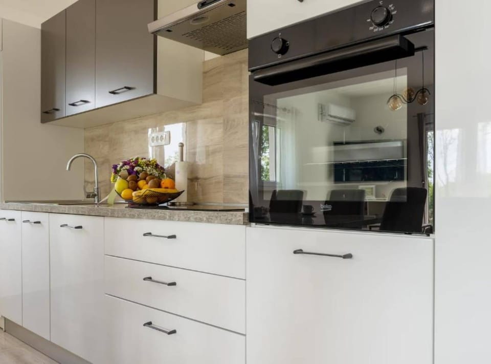 Villa (Villa with mountain view) | Private kitchen | Fridge