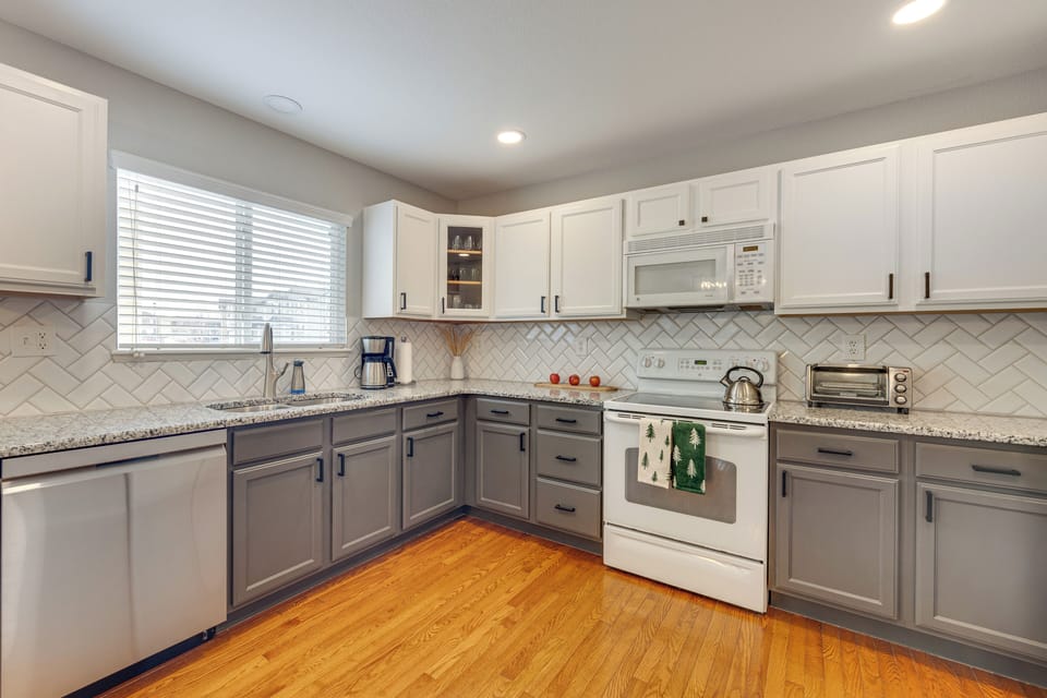 Kitchen | Refrigerator | Toaster Oven