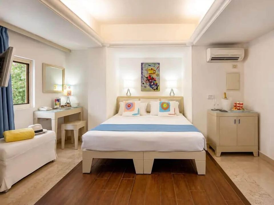 Comfort Triple Room, Balcony | In-room safe, bed sheets