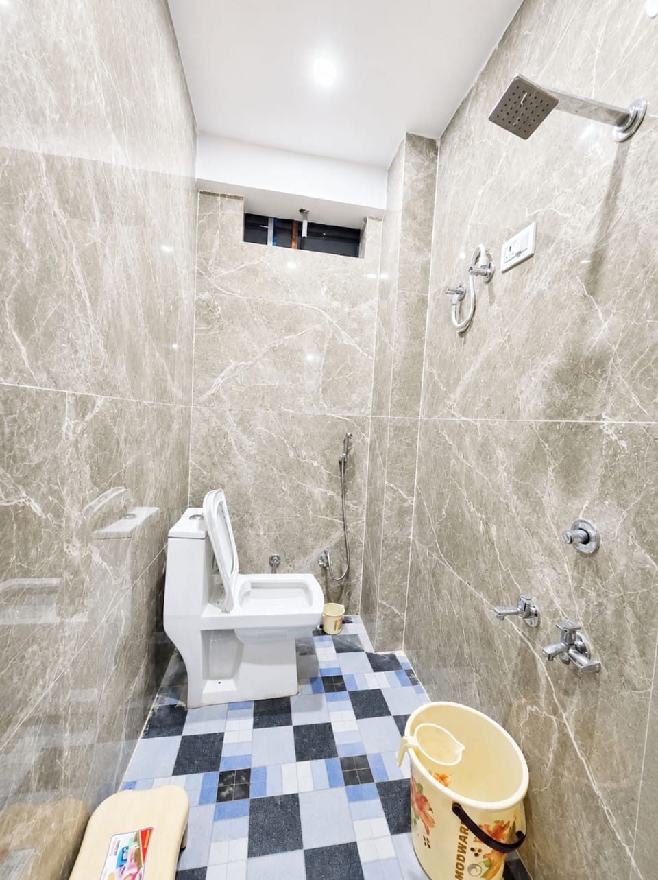 Deluxe Double Room, Air conditioning | Bathroom | Shower, rainfall showerhead, slippers, towels