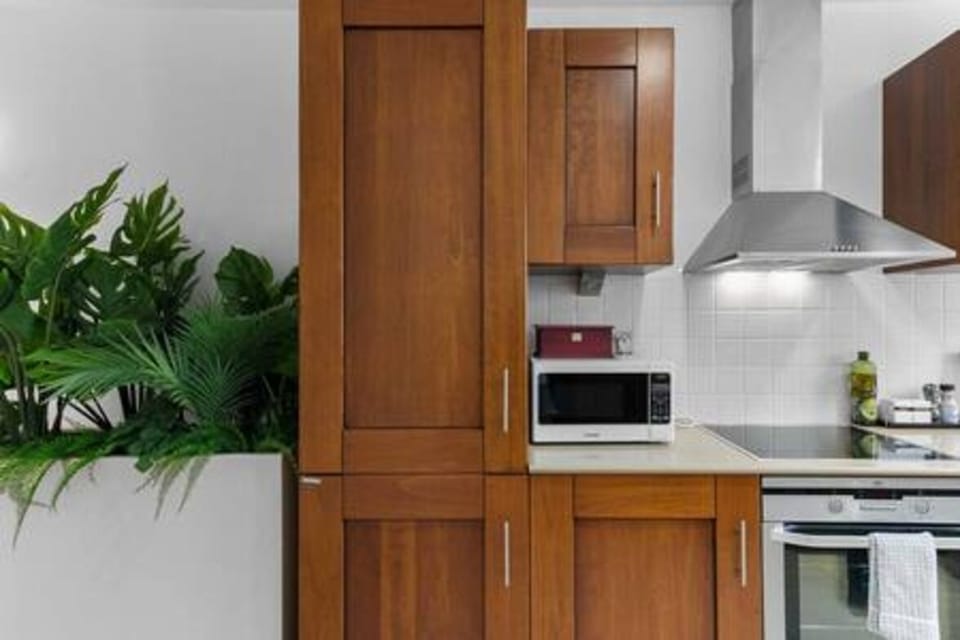 Microwave, Oven, Kitchen or kitchenette, Kitchen