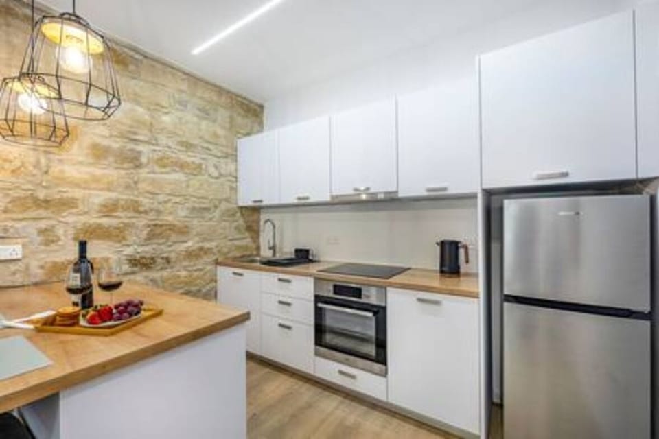 Kitchen or kitchenette, Kitchen, Microwave, Oven