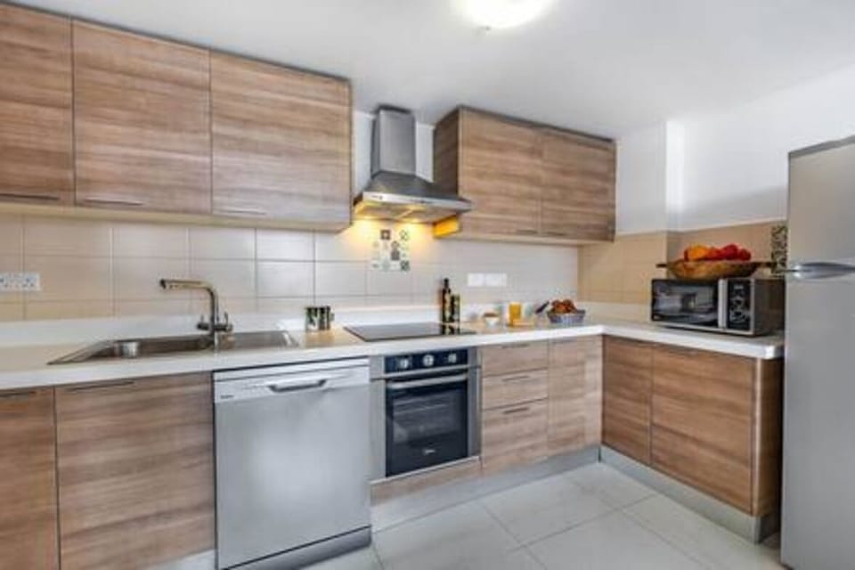 Kitchen or kitchenette, Kitchen, Microwave, Oven