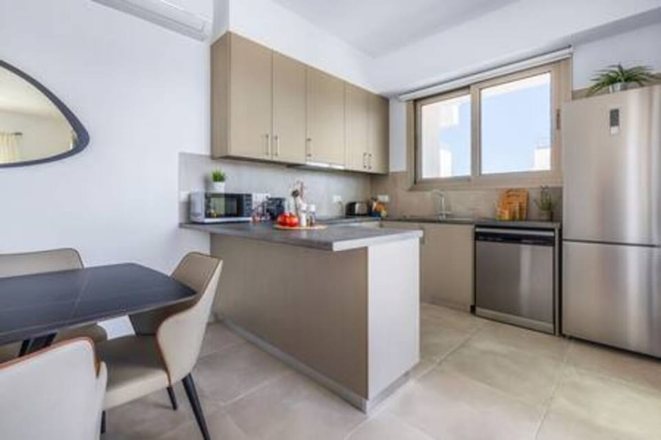 Kitchen or kitchenette, Kitchen, Microwave, Oven