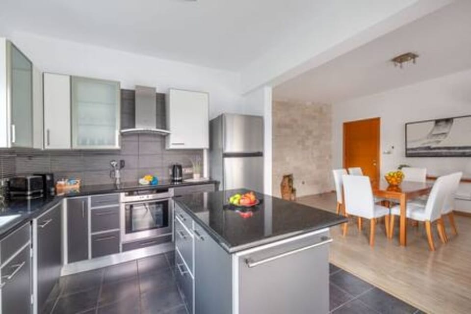 Kitchen or kitchenette, Kitchen