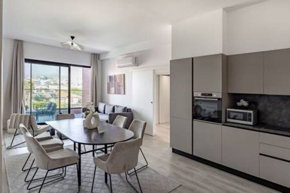 Dining room, Microwave, Oven