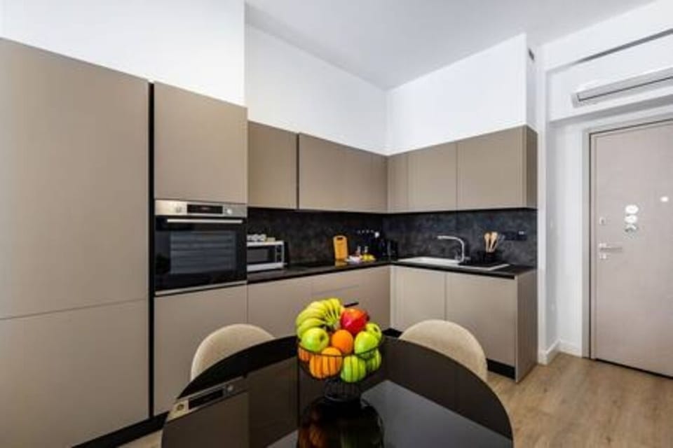 Kitchen or kitchenette, Kitchen, Microwave, Oven