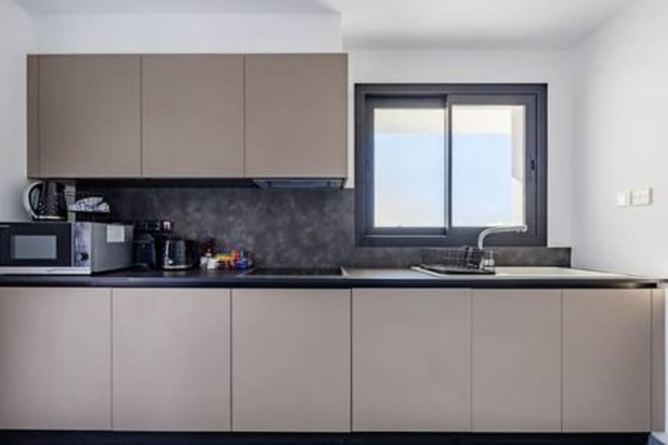 Kitchen or kitchenette, Kitchen, Microwave, Oven