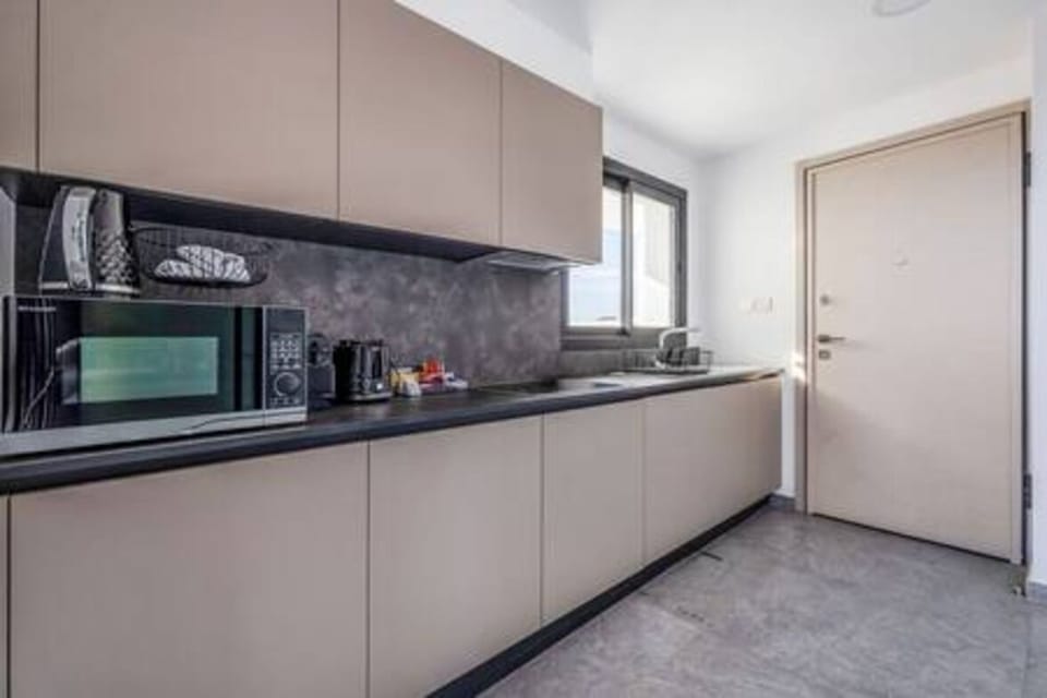 Kitchen or kitchenette, Kitchen, Microwave, Oven