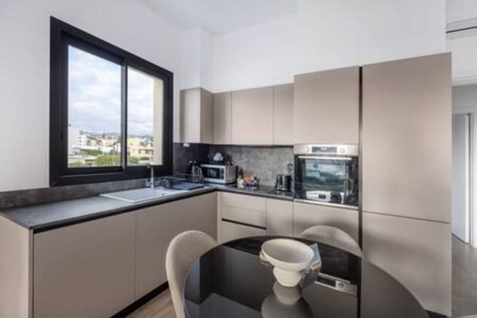 Kitchen or kitchenette, Kitchen, Microwave, Oven