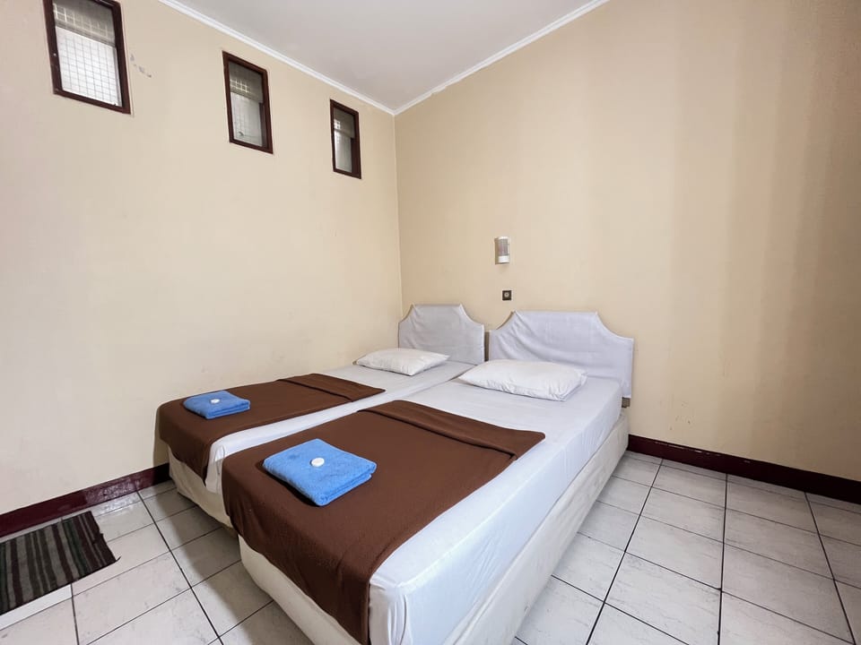 Basic Twin Room | Free WiFi, bed sheets