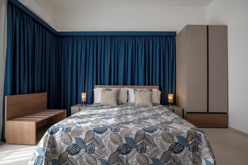 Luxury Double Room | In-room safe, desk, laptop workspace, blackout drapes