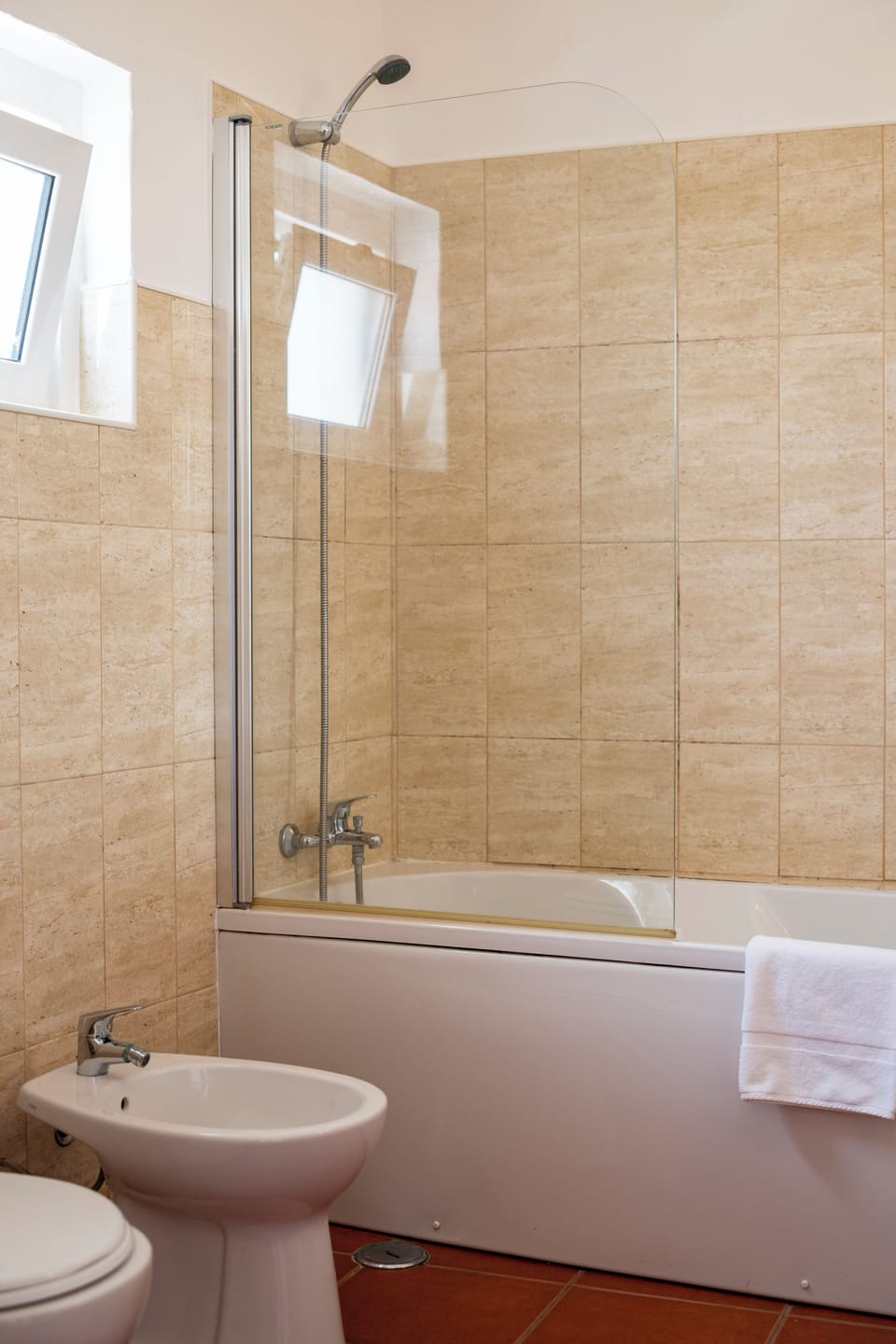 Standard Double or Twin Room | Bathroom | Towels, soap, shampoo, toilet paper