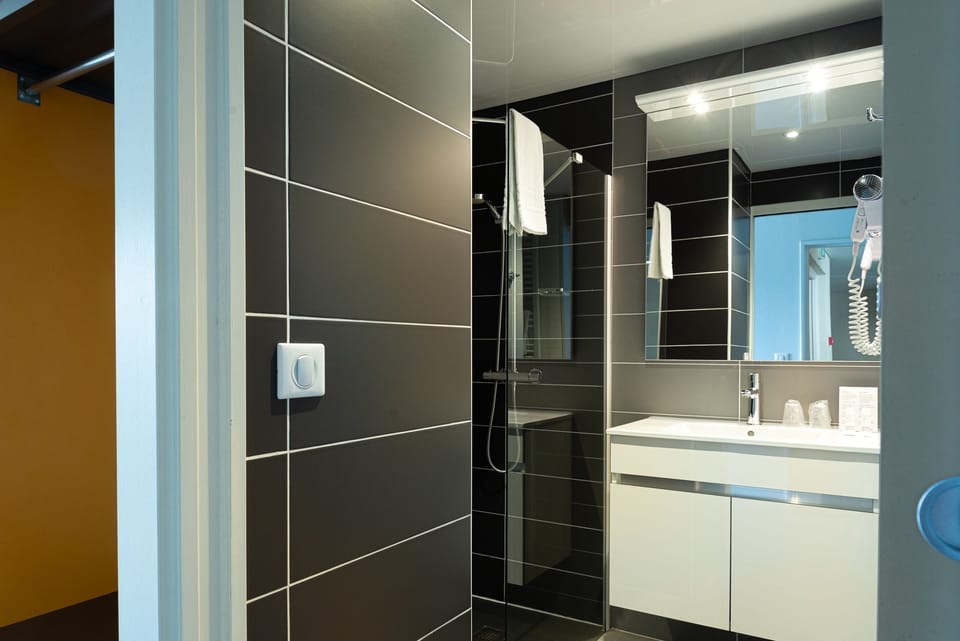 Shower, free toiletries, hair dryer, towels