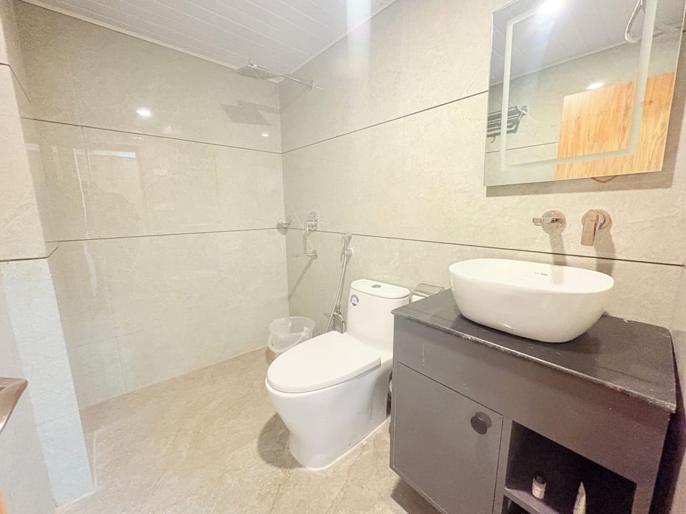 Superior Double Room, City View | Bathroom | Shower, free toiletries, towels