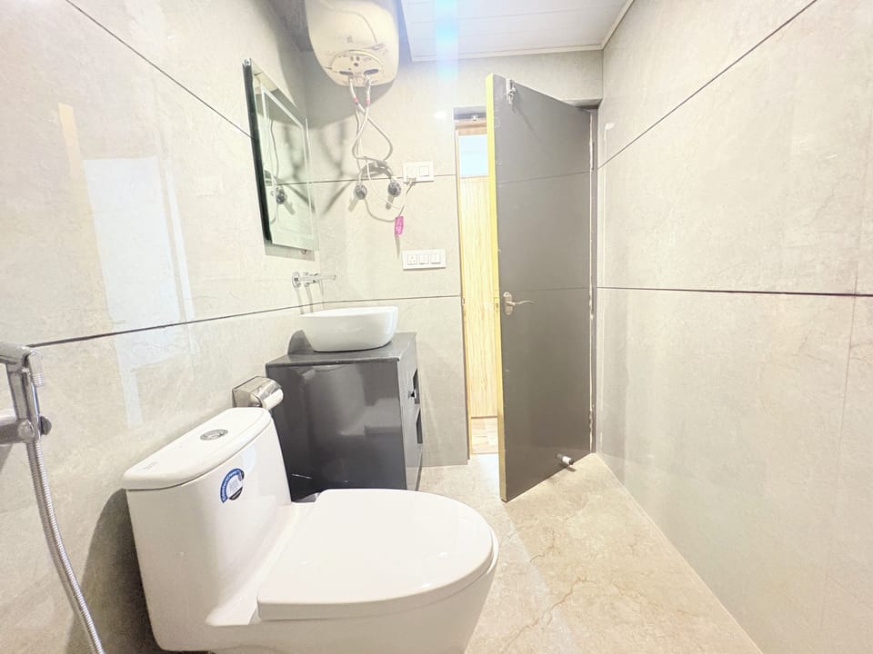 Superior Double Room, City View | Bathroom | Shower, free toiletries, towels
