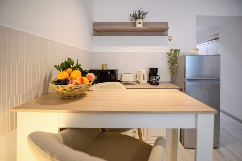 Comfort Studio, 1 Double Bed, Non Smoking | Private kitchenette | Full-size fridge, microwave, cookware/dishes/utensils