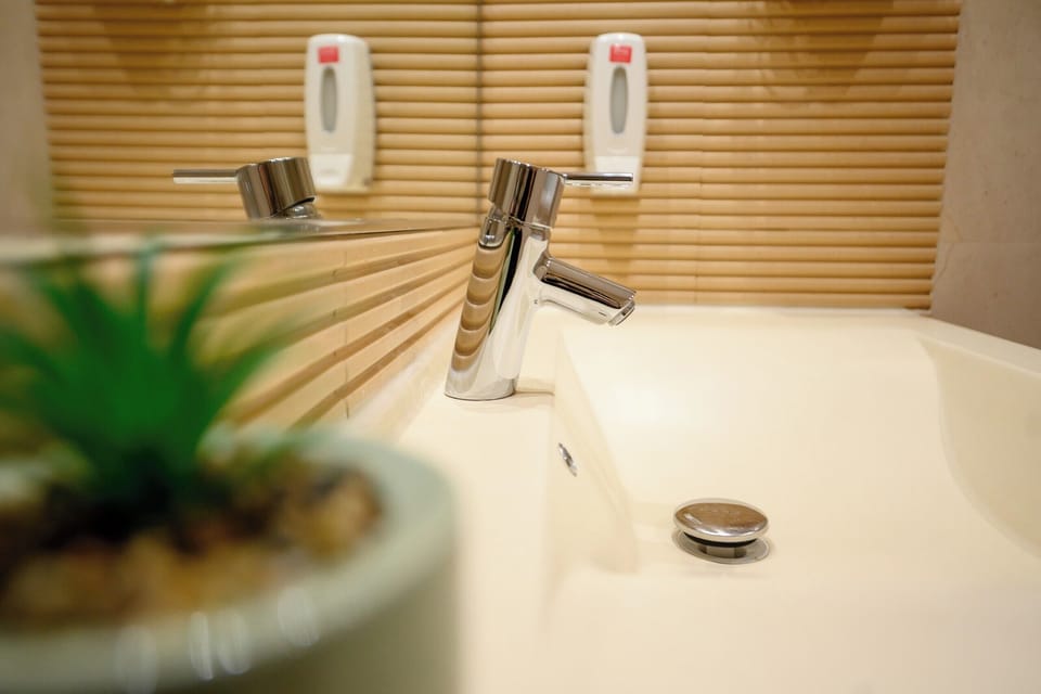 Comfort Studio, 1 Double Bed, Non Smoking | Bathroom | Separate tub and shower, free toiletries, hair dryer, towels