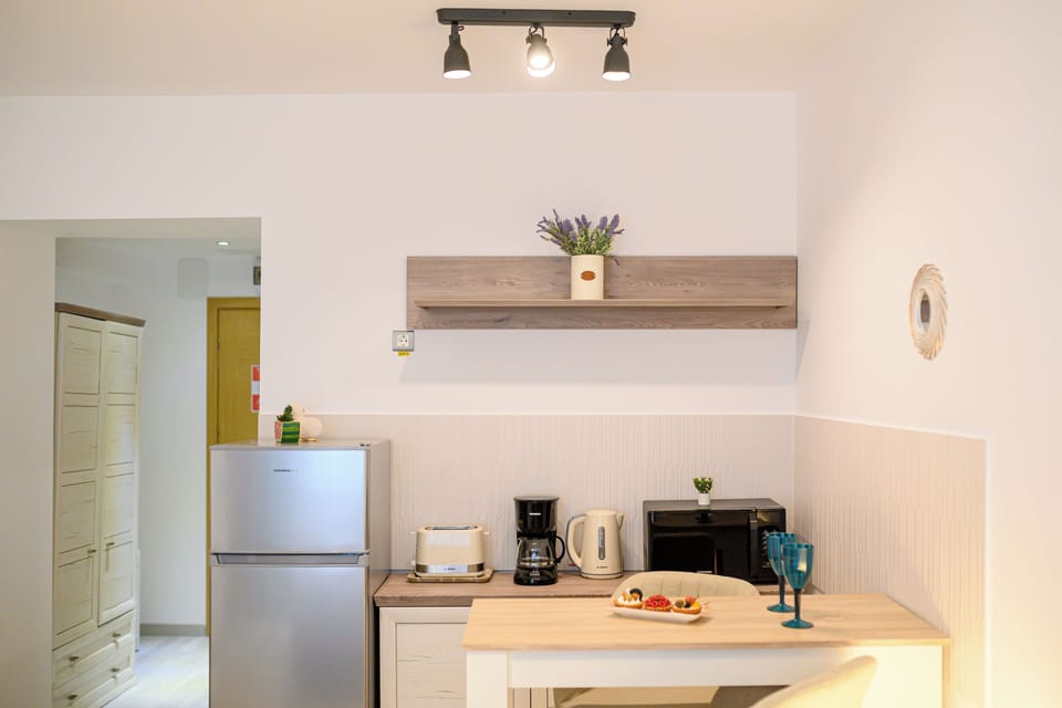 Comfort Studio, 1 Double Bed, Non Smoking | Private kitchenette | Full-size fridge, microwave, cookware/dishes/utensils