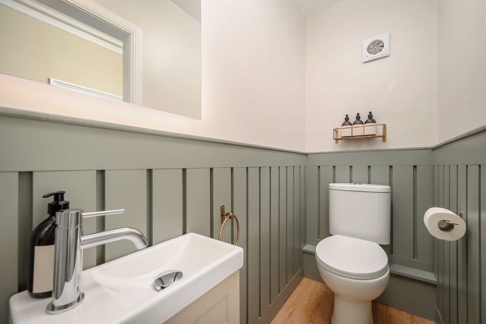 Superior Double Room | Bathroom | Shower, hair dryer, towels, soap