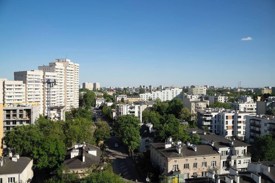 Bright, Spacious Apartment with Air Con, Balcony and Dedicated Parking | Book Now with RENTUJEMY.COM