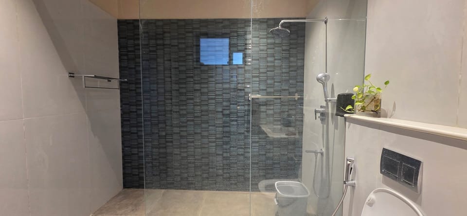 Deluxe Double Room, Garden View | Bathroom | Shower, towels, soap, shampoo
