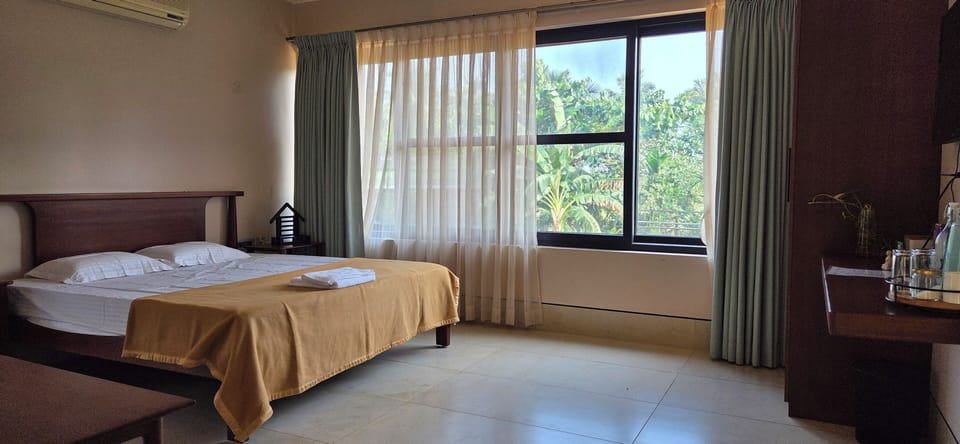 Deluxe Double Room, Garden View | Desk, laptop workspace, free WiFi
