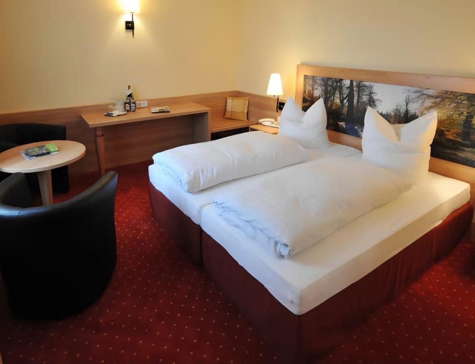 Double Room | Desk, WiFi (free), bed sheets