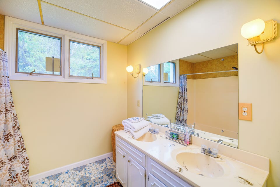 Princeton Mtn-view Estate: Vintage Charm Cottage in West Virginia