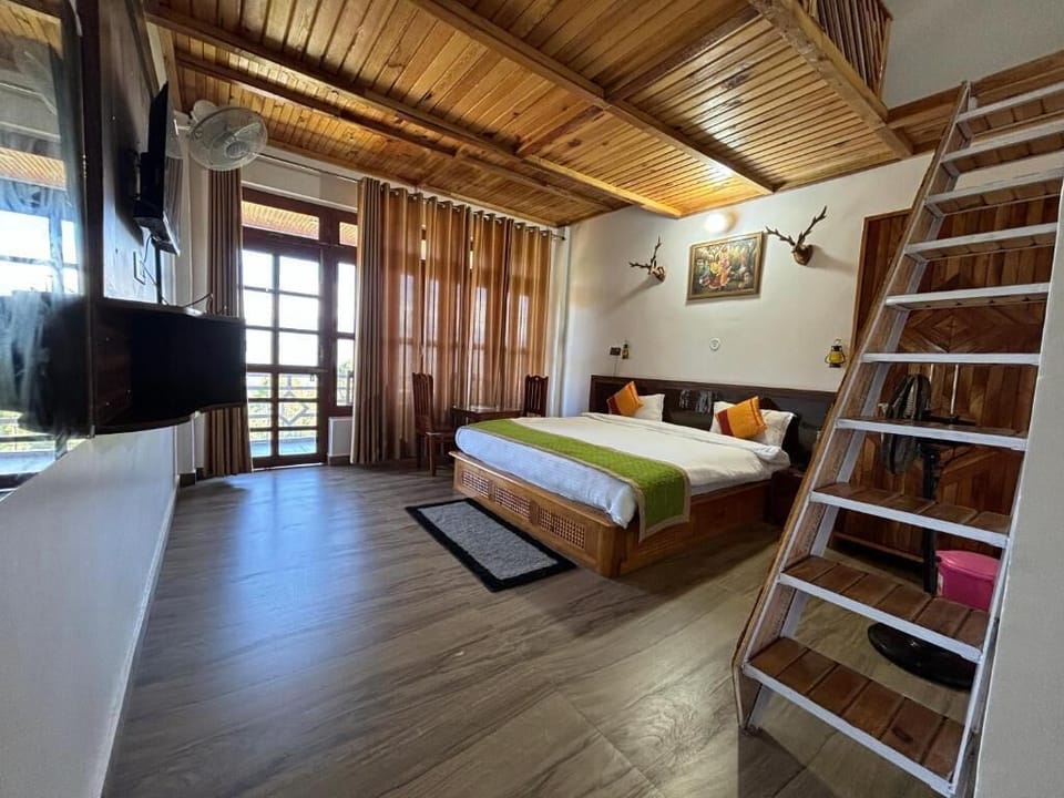 Family Room, Garden View | Desk, laptop workspace, free WiFi
