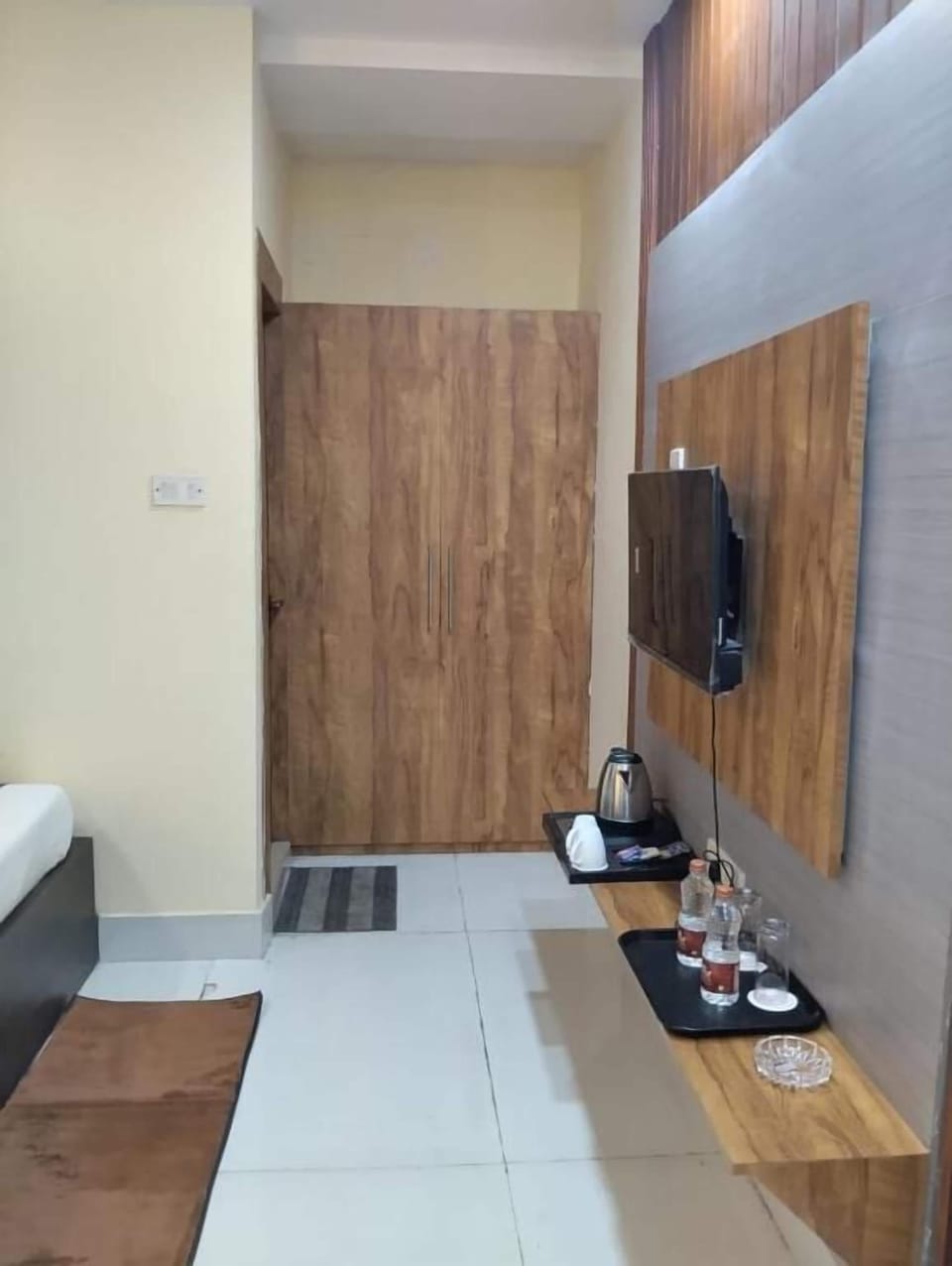 Deluxe Room, Balcony, City View | Interior