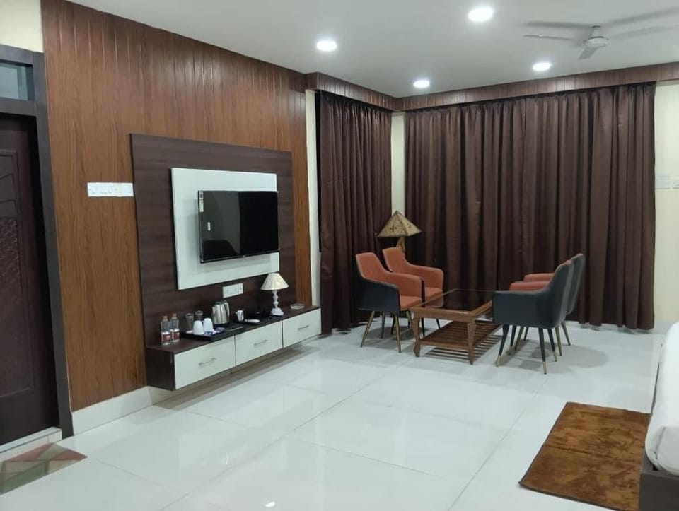 Luxury Studio Suite, Balcony, City View | Living area