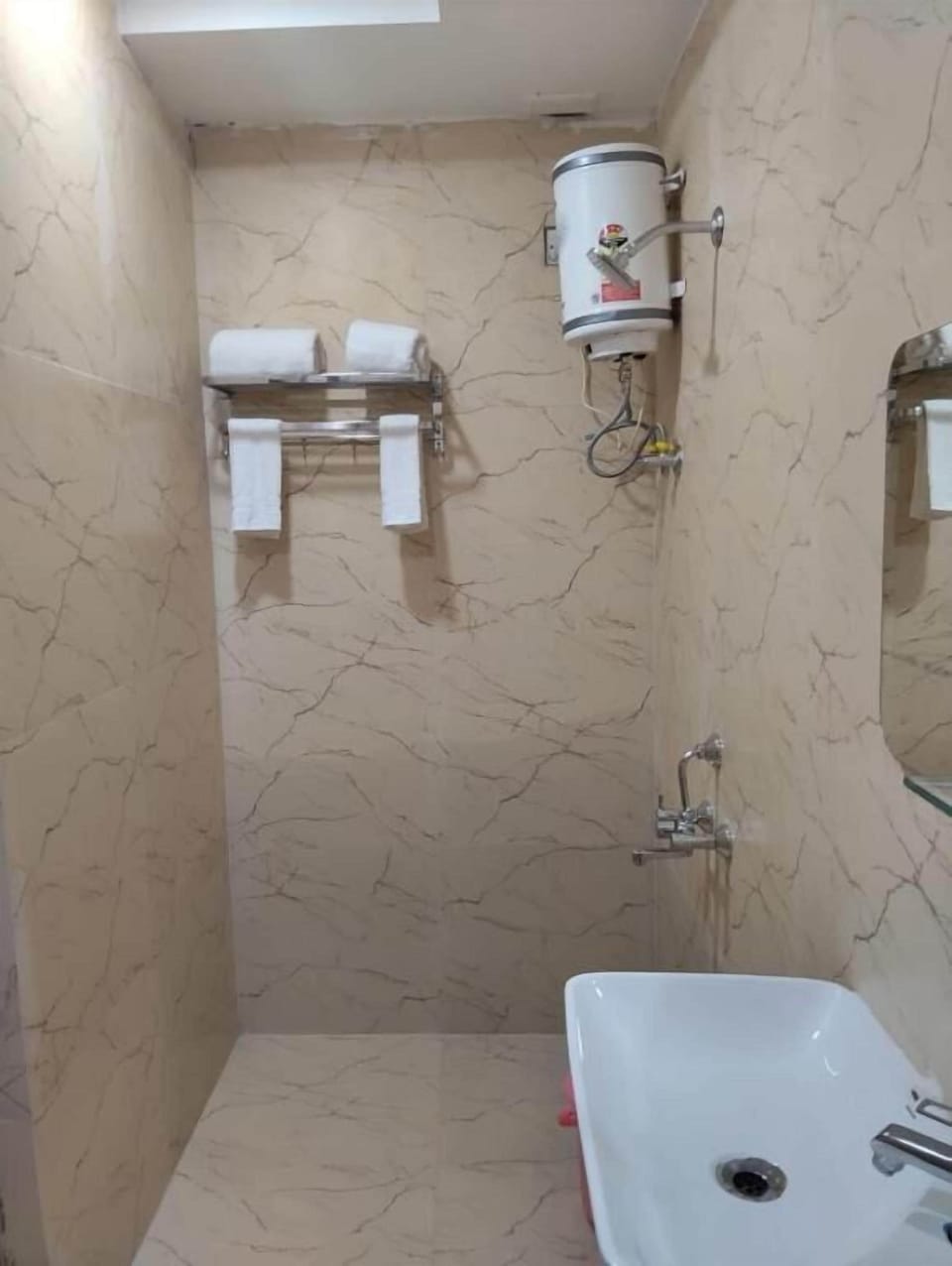 Deluxe Room, Balcony, City View | Bathroom | Shower, free toiletries, hair dryer, towels