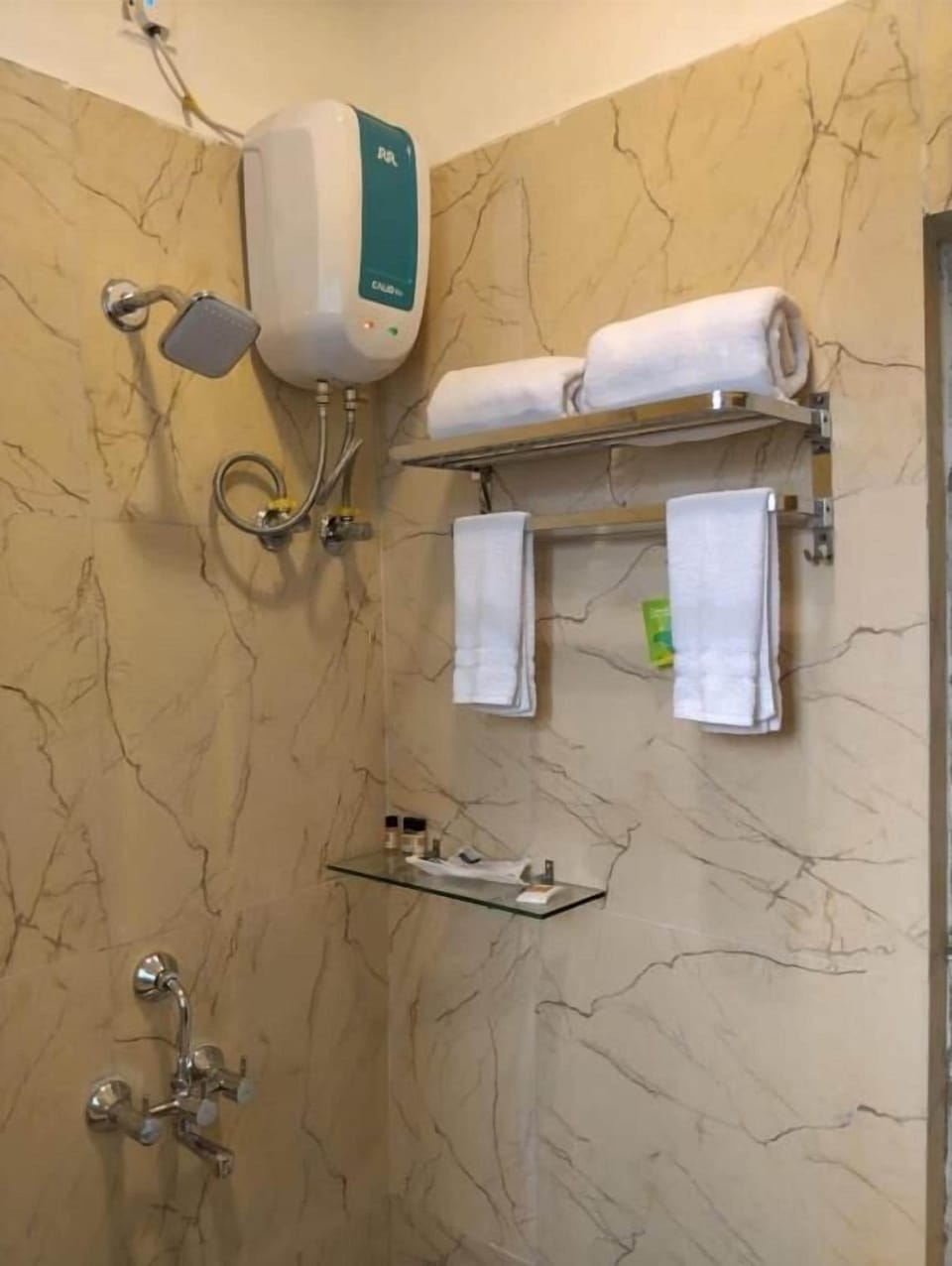 Comfort Suite, Balcony, City View | Bathroom | Shower, free toiletries, hair dryer, towels