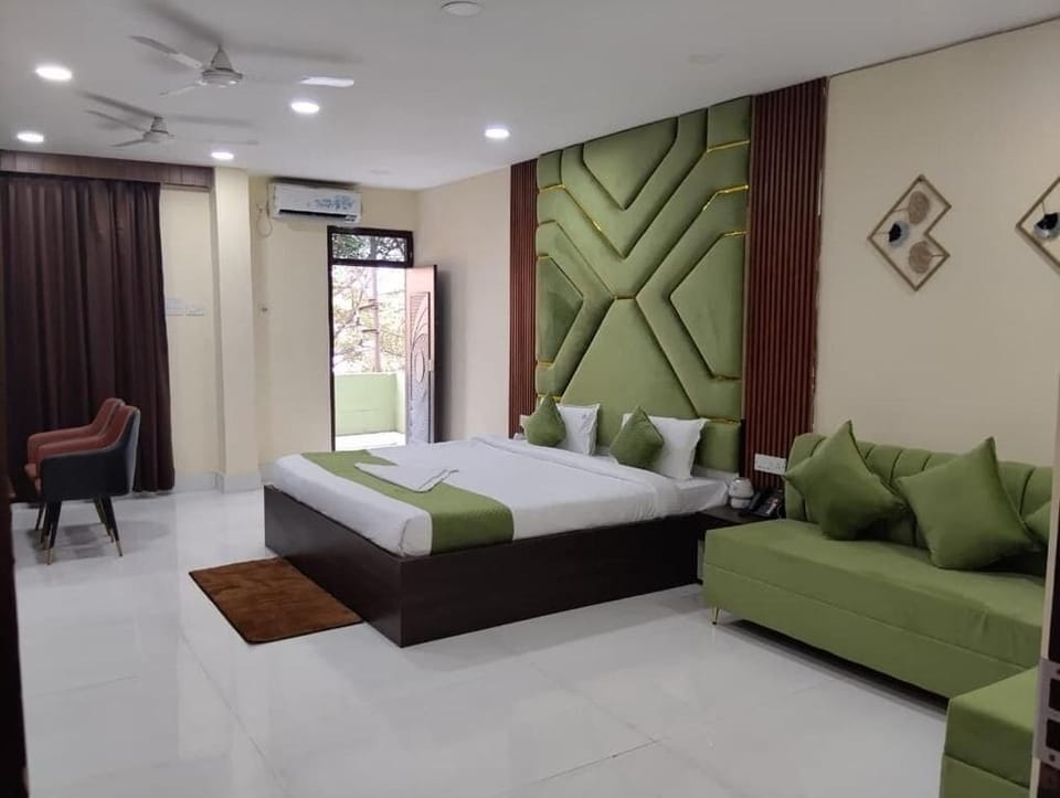 Luxury Studio Suite, Balcony, City View | Desk, laptop workspace, iron/ironing board, free WiFi