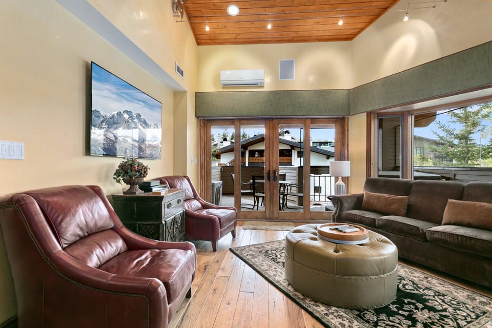 Condo, 1 Bedroom | Living area