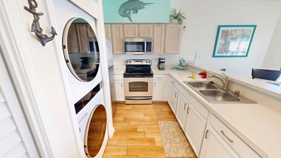 Condo, 1 Bedroom | Private kitchen | Fridge, oven, coffee/tea maker, toaster