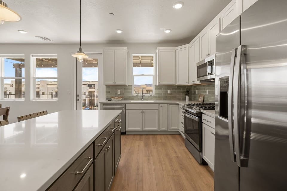 Condo, 3 Bedrooms | Private kitchen | Fridge, oven, coffee/tea maker, toaster