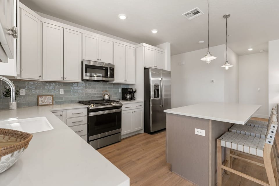 Condo, 3 Bedrooms | Private kitchen | Fridge, oven, coffee/tea maker, toaster