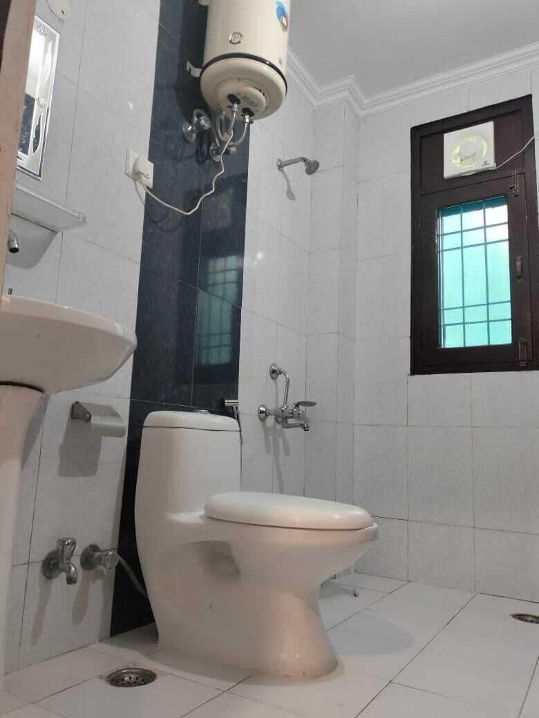 Deluxe Double Room, City View | Bathroom | Shower, free toiletries, towels