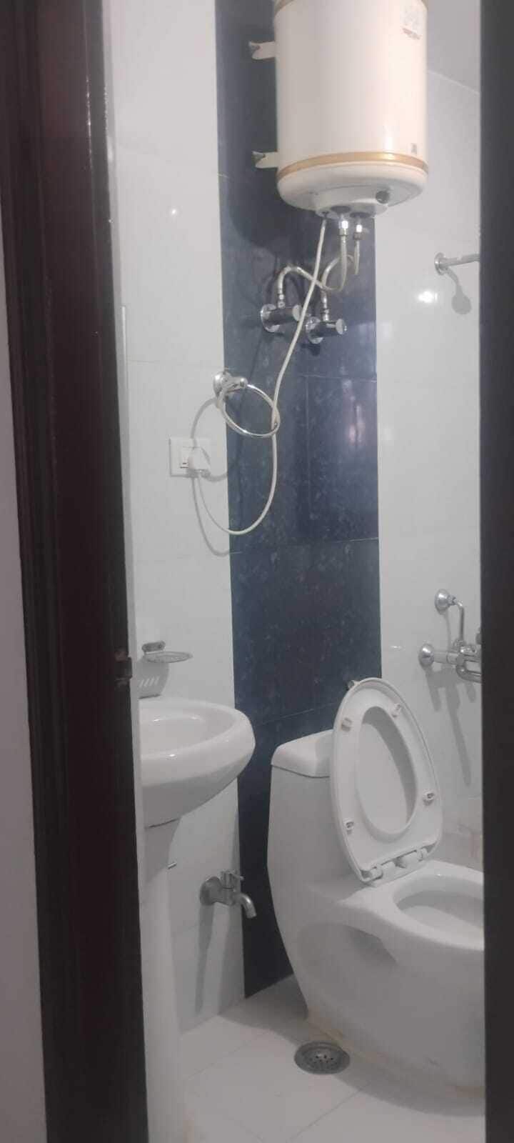 Superior Double Room, City View | Bathroom | Shower, free toiletries, towels
