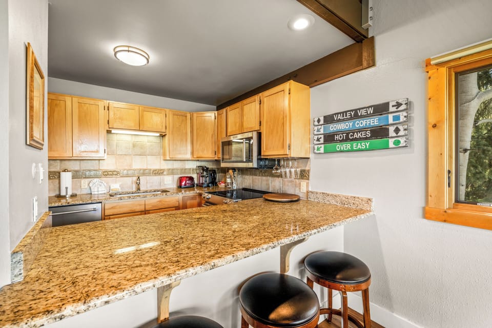 Kitchen + Breakfast Bar