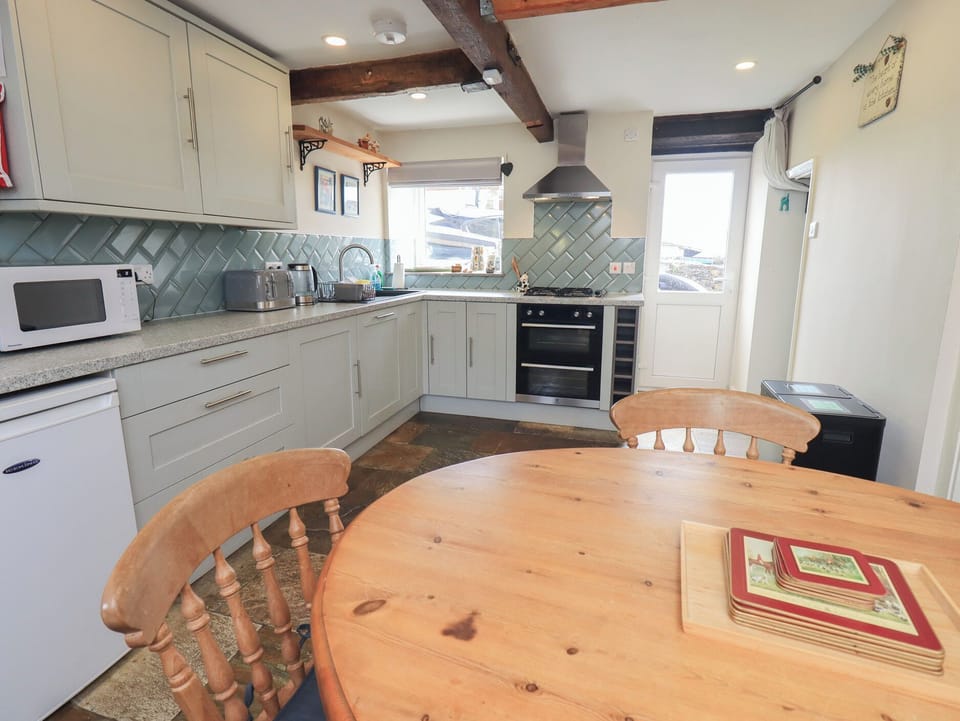 Cottage | Private kitchen | Cookware/dishes/utensils