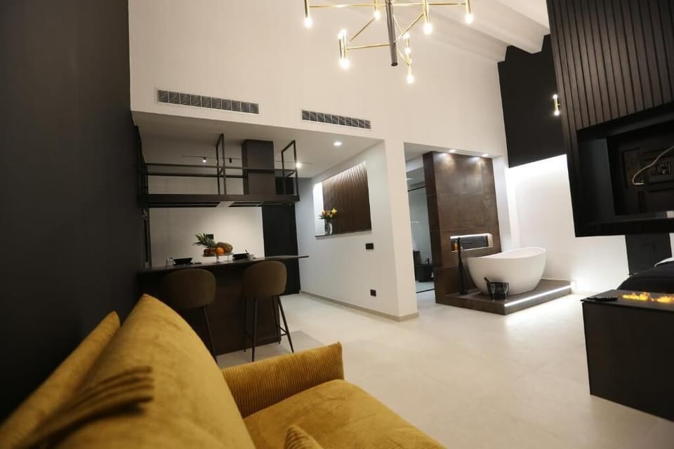 Luxury Quadruple Room, Balcony, City View | Interior