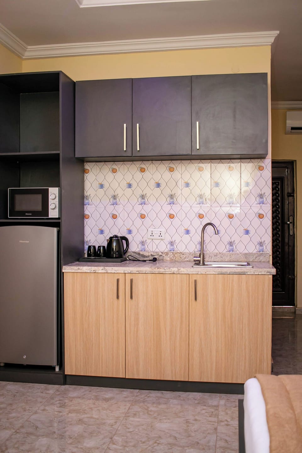 Microwave, stovetop, cookware/dishes/utensils