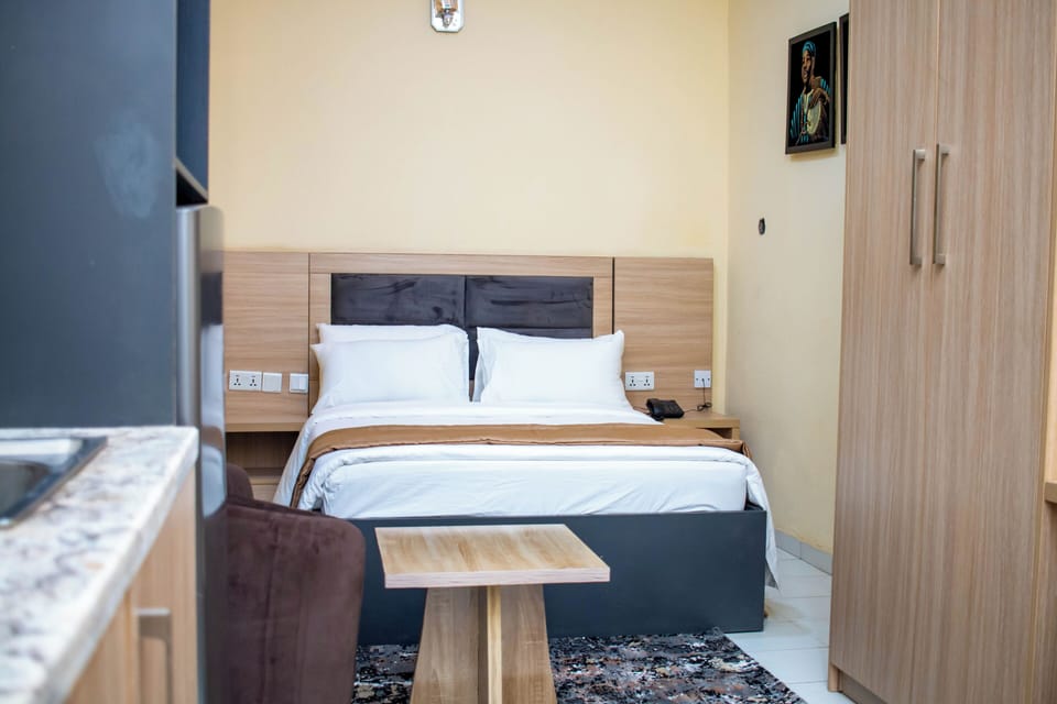 Deluxe Studio Suite | Desk, laptop workspace, free WiFi