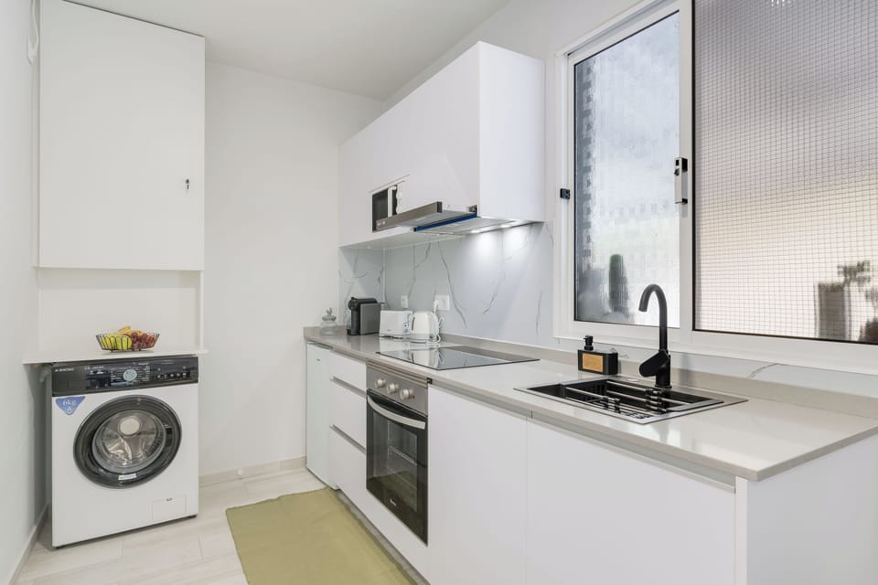 Mini-fridge, microwave, oven, stovetop